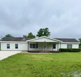 single story home with a front yard