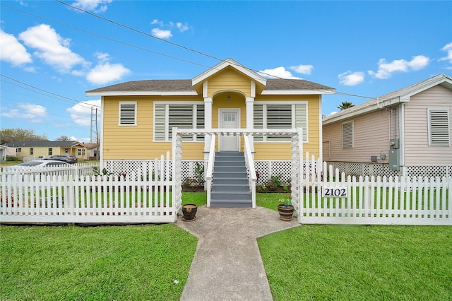 view of front of home featuring a front yard