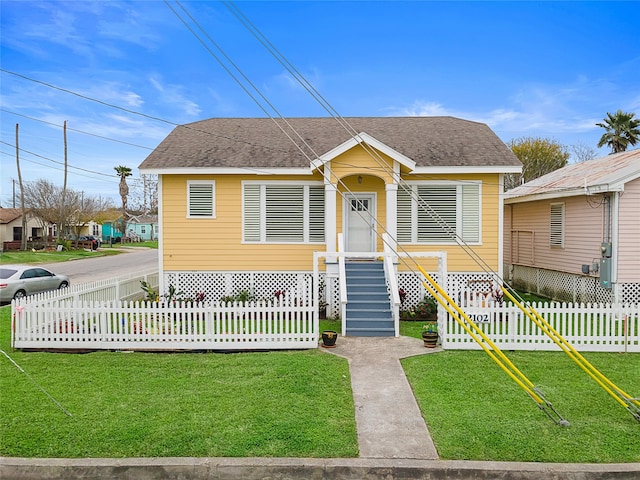 view of front facade with a front yard