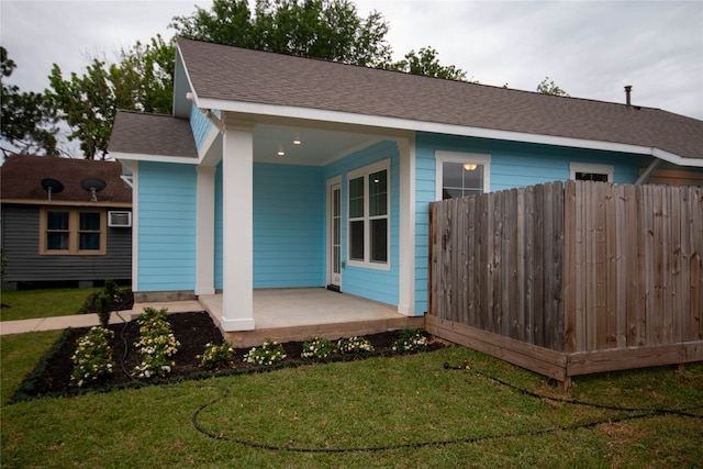 view of front of property featuring a front lawn