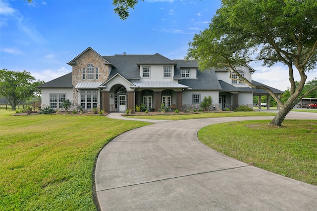 view of front of property featuring a front lawn