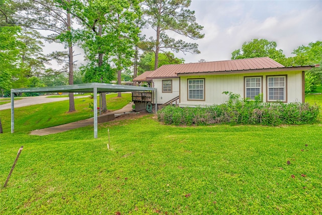 view of front of home featuring a carport and a front lawn