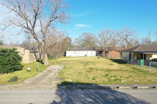 view of front of home featuring a front lawn