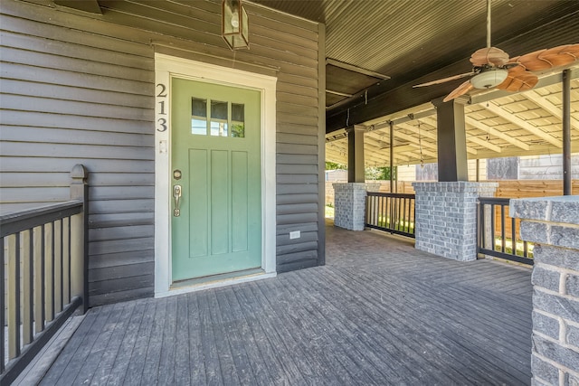 property entrance with ceiling fan and a porch