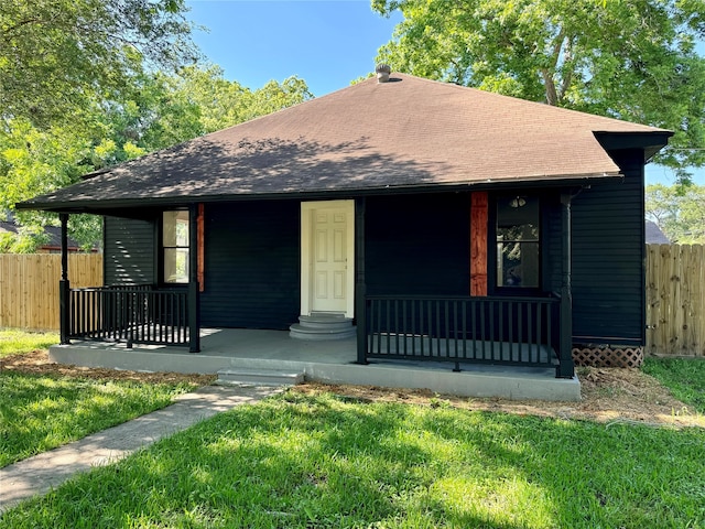 view of front of home with covered porch and a front lawn