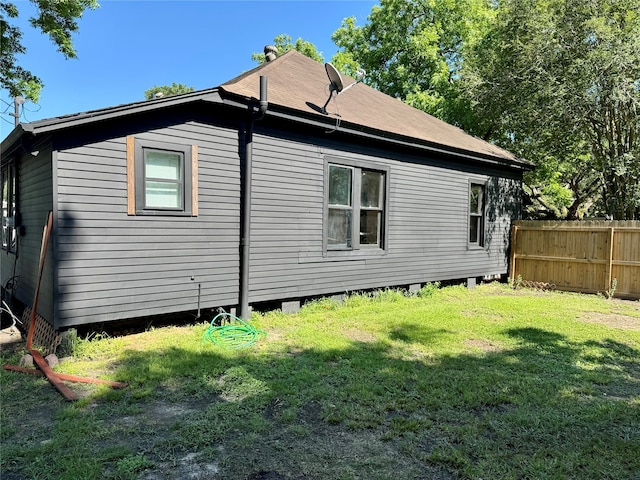 view of side of property featuring a lawn