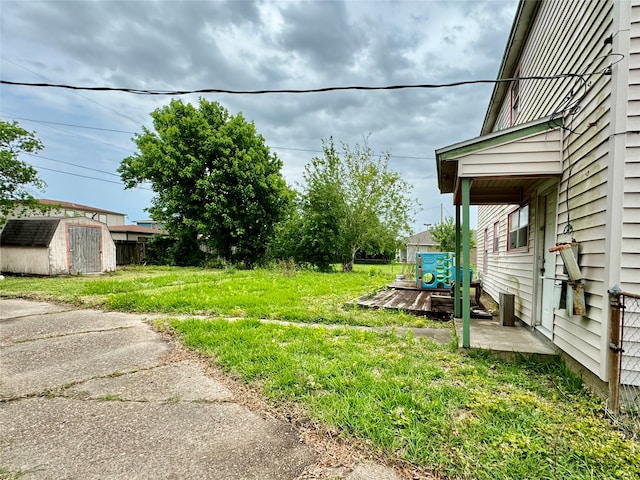 view of yard with a storage shed