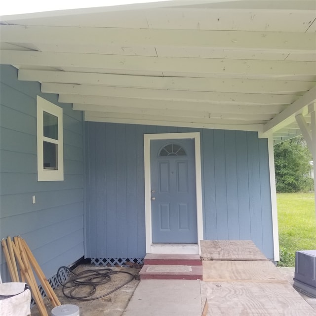 entrance to property featuring covered porch