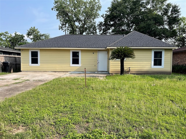 ranch-style home featuring a front yard