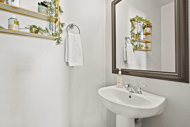 bathroom featuring sink