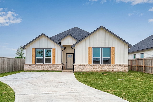 view of front facade featuring a front lawn