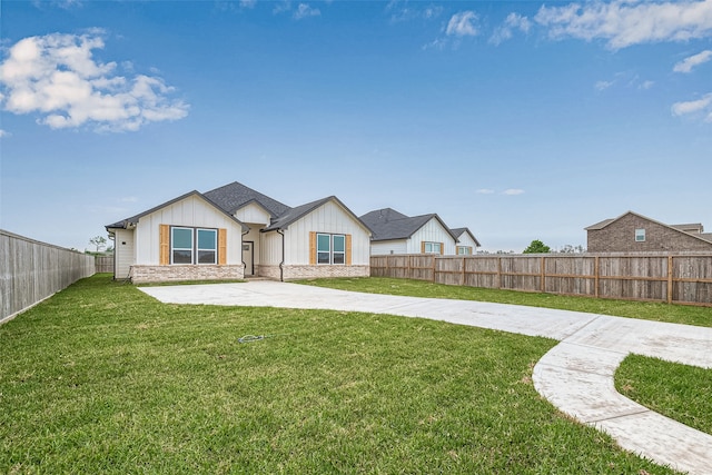 view of front of home featuring a front yard and a patio area