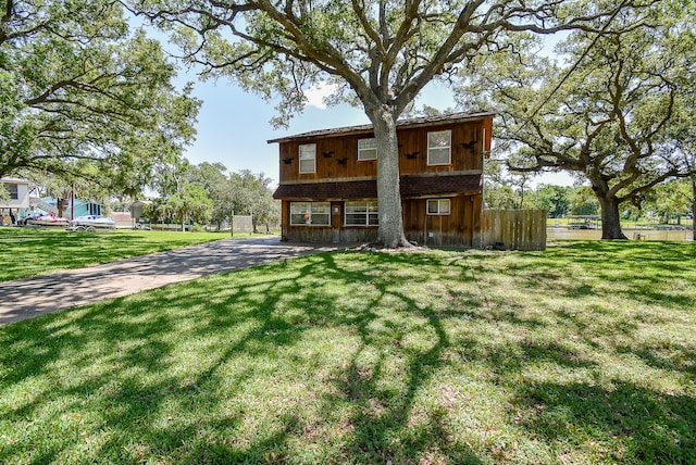 view of front facade featuring a front lawn