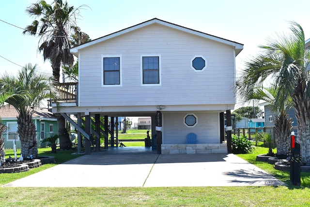 view of front facade featuring a front yard and a carport