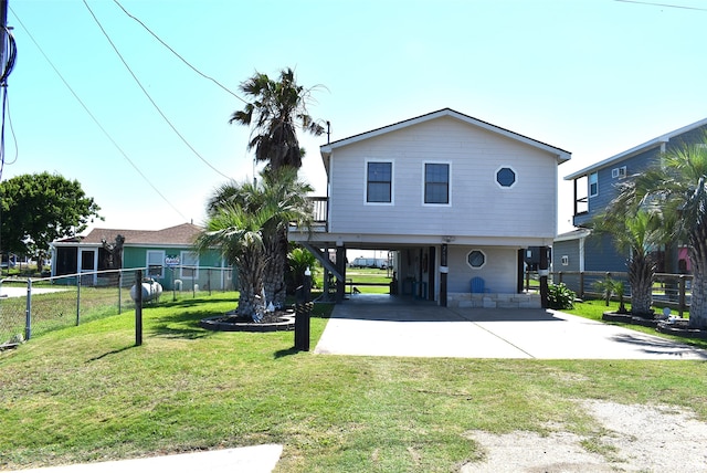 view of front of home with a carport and a front yard