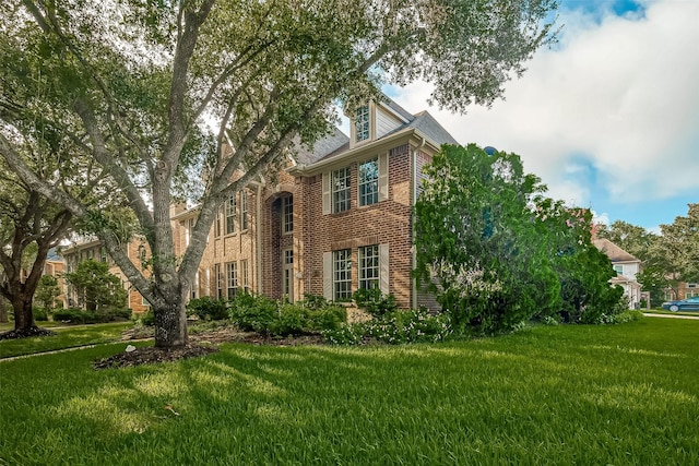 view of front of home featuring a front yard