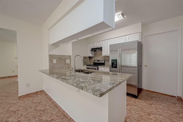 kitchen with kitchen peninsula, appliances with stainless steel finishes, backsplash, a textured ceiling, and sink