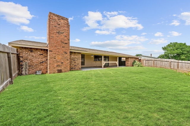 view of yard featuring a patio