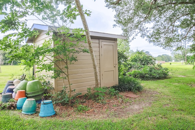 view of outdoor structure with a yard