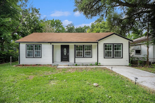 ranch-style house featuring a front lawn