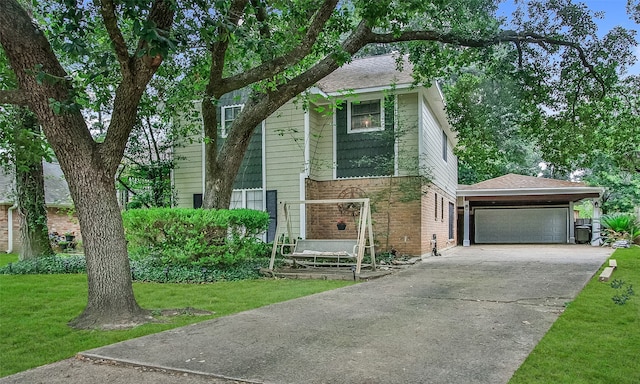 view of front facade featuring a front lawn and a garage