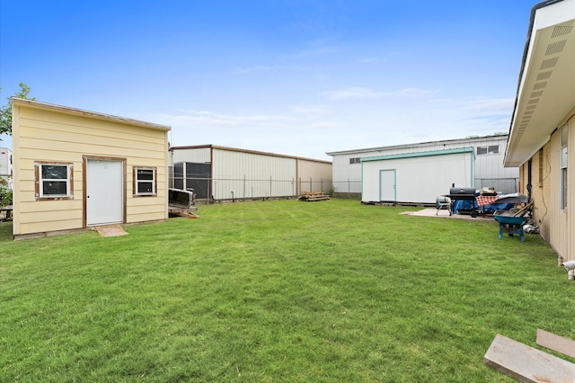 view of yard featuring a shed