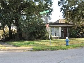 view of front of property with a front yard