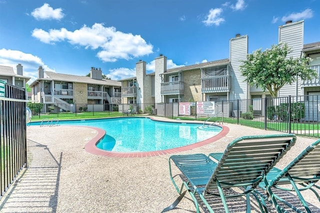 view of swimming pool