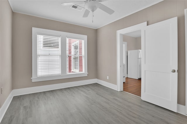 unfurnished room featuring light wood-type flooring and ceiling fan