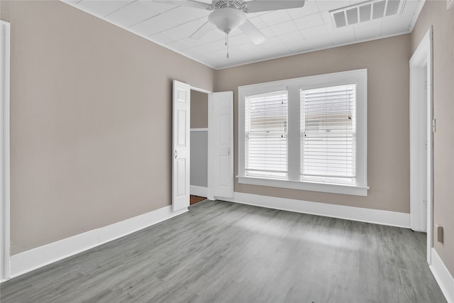 unfurnished room featuring ceiling fan and hardwood / wood-style flooring