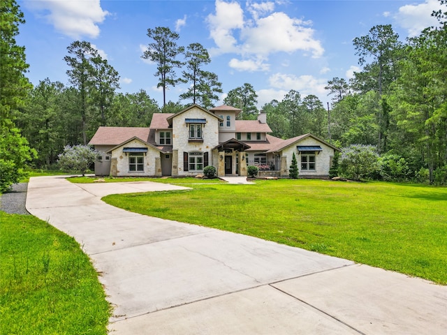 view of front facade featuring a front yard