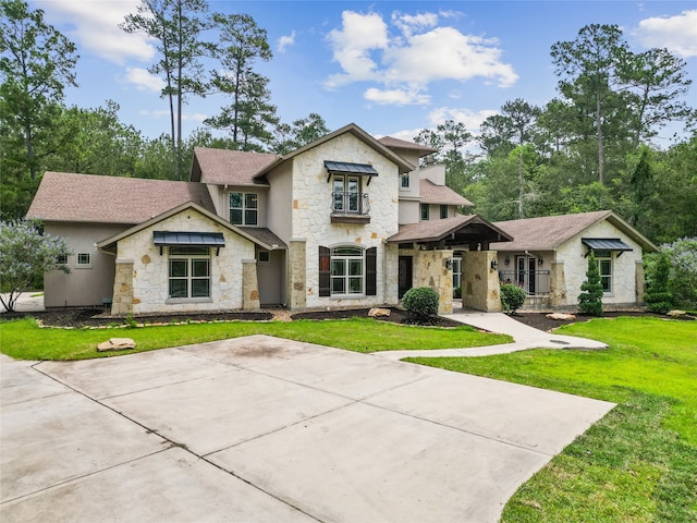 view of front facade with a front yard