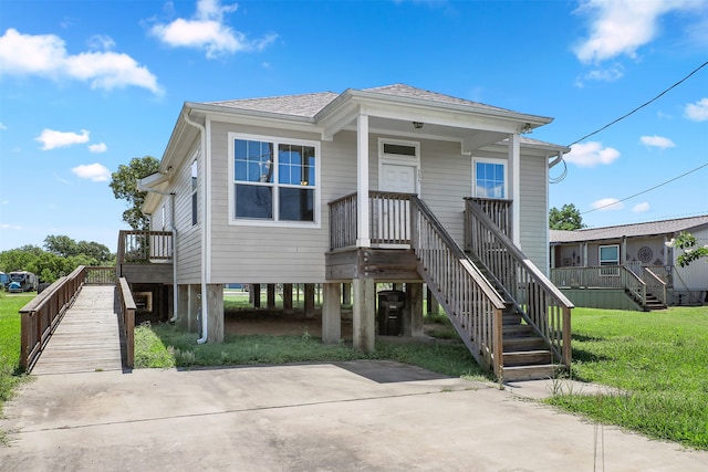 view of front of home featuring a front yard