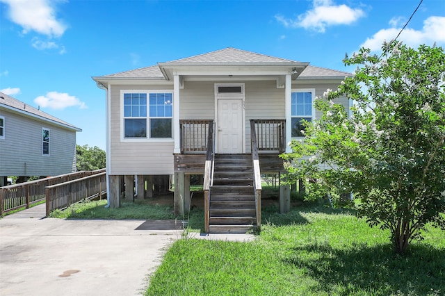 bungalow featuring a front lawn