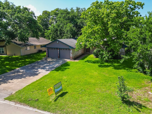 view of front facade with a garage and a front yard