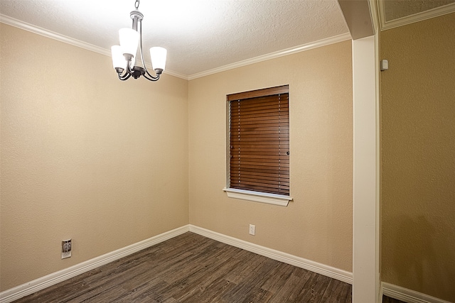 spare room with dark wood-type flooring, an inviting chandelier, a textured ceiling, and crown molding