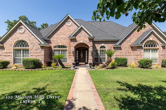 view of front of house featuring a front lawn