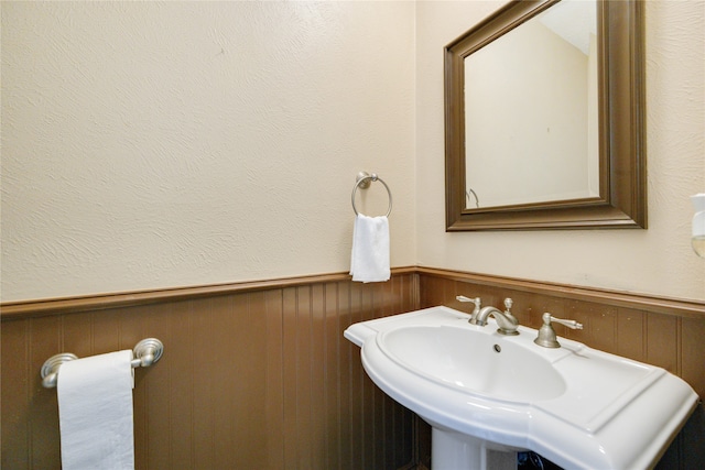 bathroom featuring sink