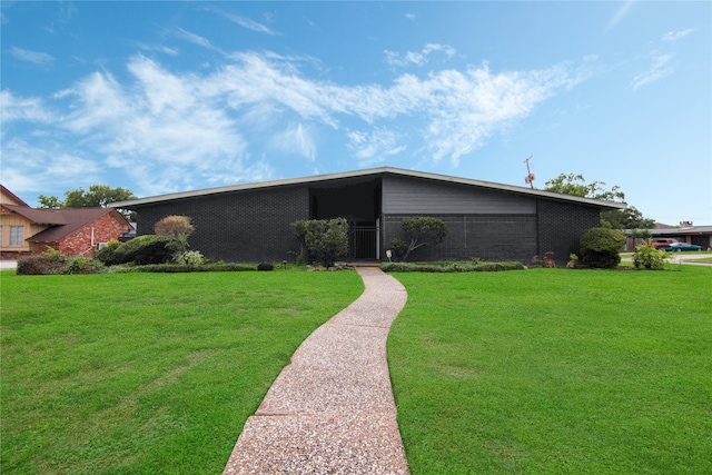 ranch-style home with a front yard