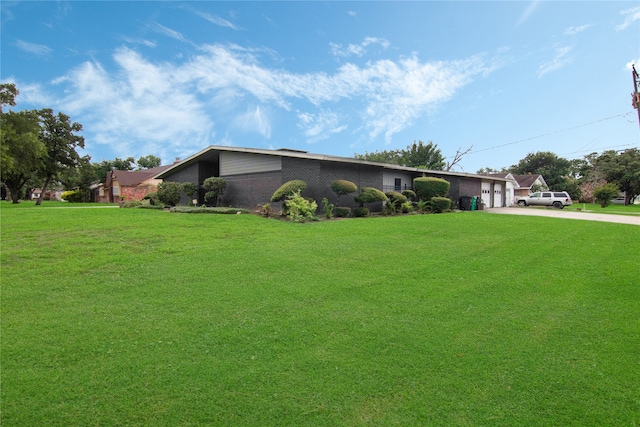 view of front facade featuring a front lawn