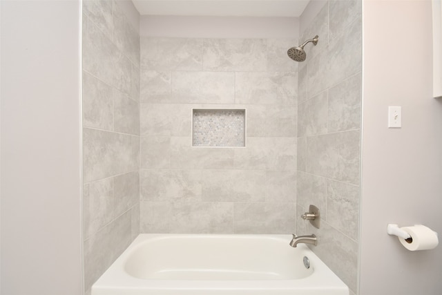 bathroom featuring tiled shower / bath