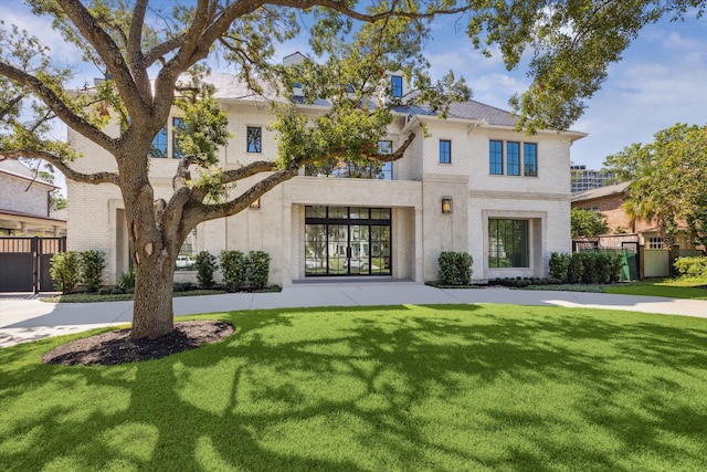 view of front of property featuring a front lawn