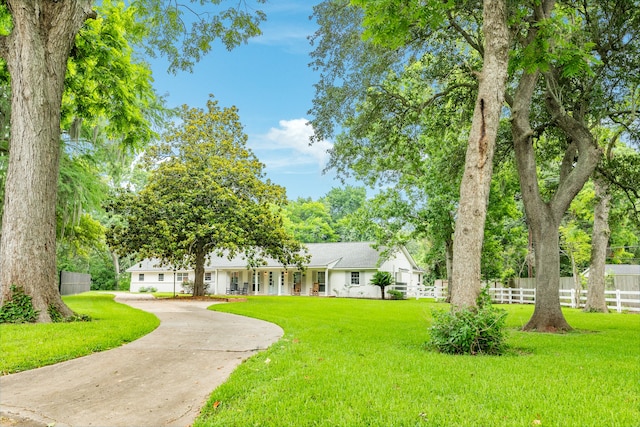 view of front of property featuring a front yard