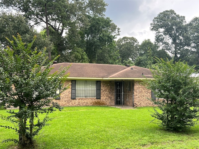 single story home with a front lawn