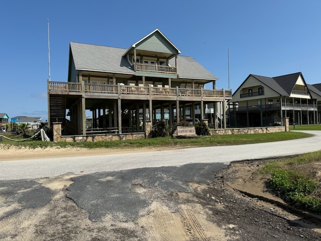 view of front of property featuring a balcony