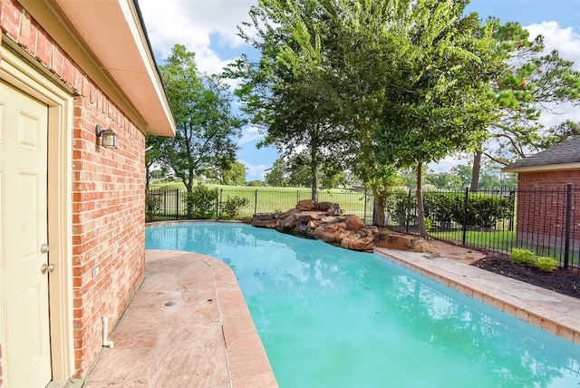 view of swimming pool