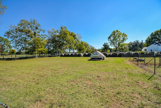 view of yard featuring a rural view