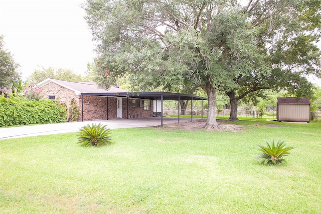 view of front of home featuring a shed, a carport, and a front lawn