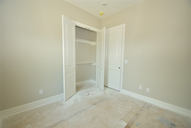 unfurnished bedroom featuring a closet