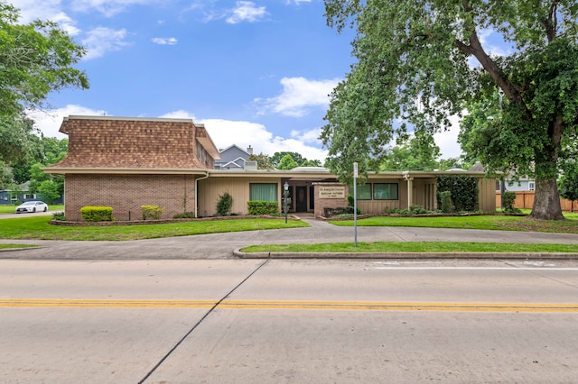 ranch-style house featuring a front lawn